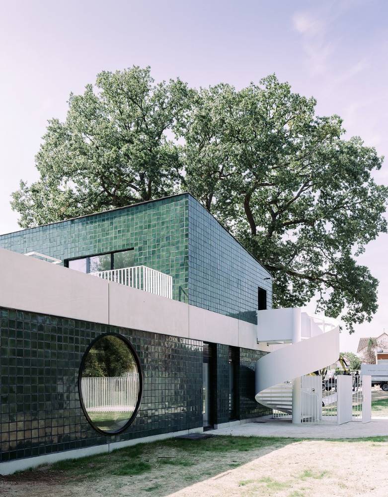 Le bâtiment a été conçu pour s'intégrer dans son environnement boisé.