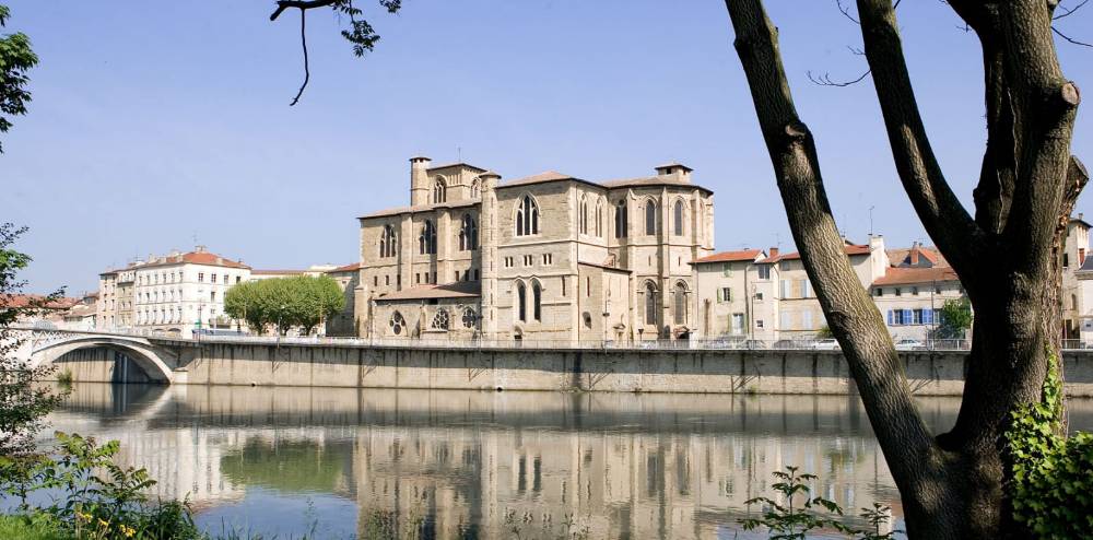 Posée sur les bords de l'Isère, cette collégiale a été classée en 1840.