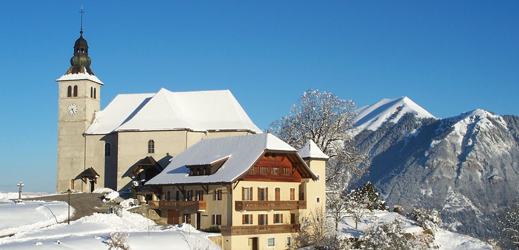 De ce belvédère, par très beau temps, on peut voir le Jura, le Salève, Le Môle, le Pic de Marcelly, Les Hauts Forts, les Dents du Midi, les Dents Blanches, Le Grand Ruan, Tour Sallière, le Tenneverge, Le Buet, l'Aiguille Verte.